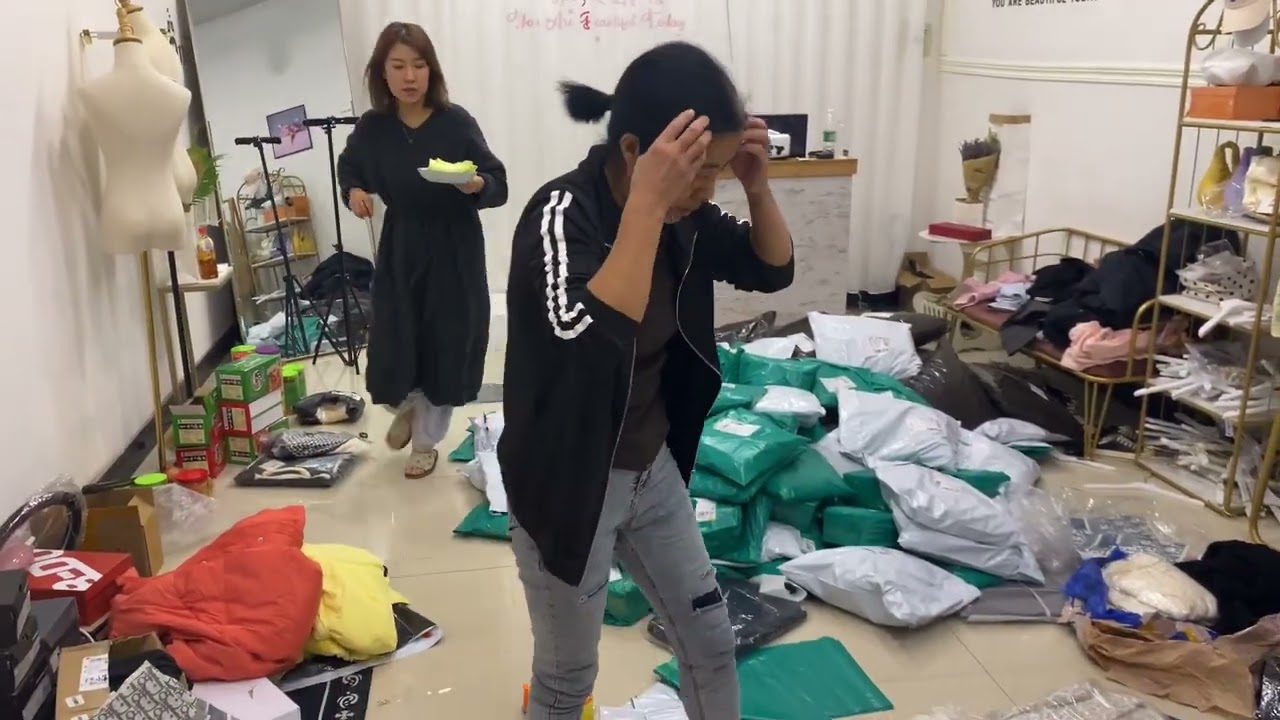 小菲家又爆单了，工作室乱的一团糟，婆婆熬夜陪着儿媳创业