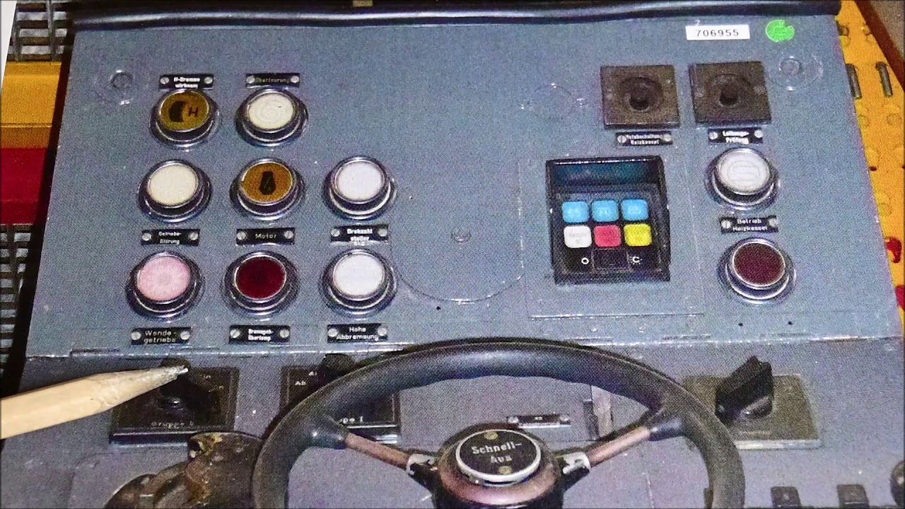 Dieselbetrieb. Leuchtmelder und Anzeigen auf dem Führerpult.