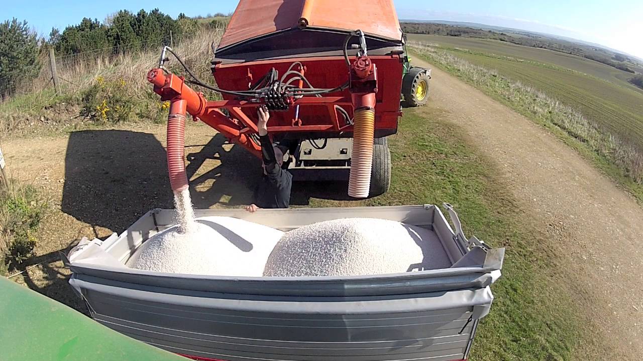 Kverneland TL1500 Geospread at work