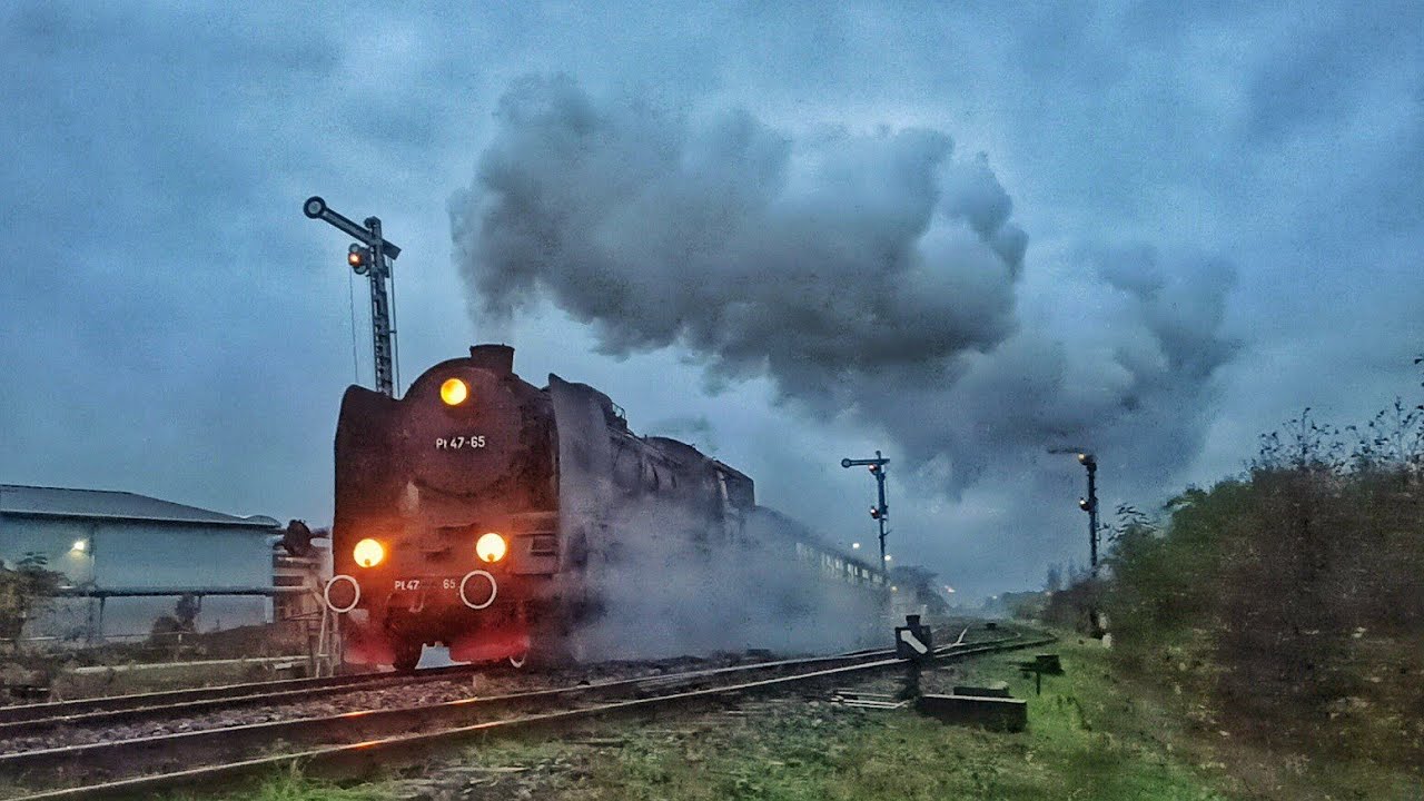 Pt47-65 w pochmurny, listopadowy poranek opuszcza stację Włoszakowice, 15.11.2023
