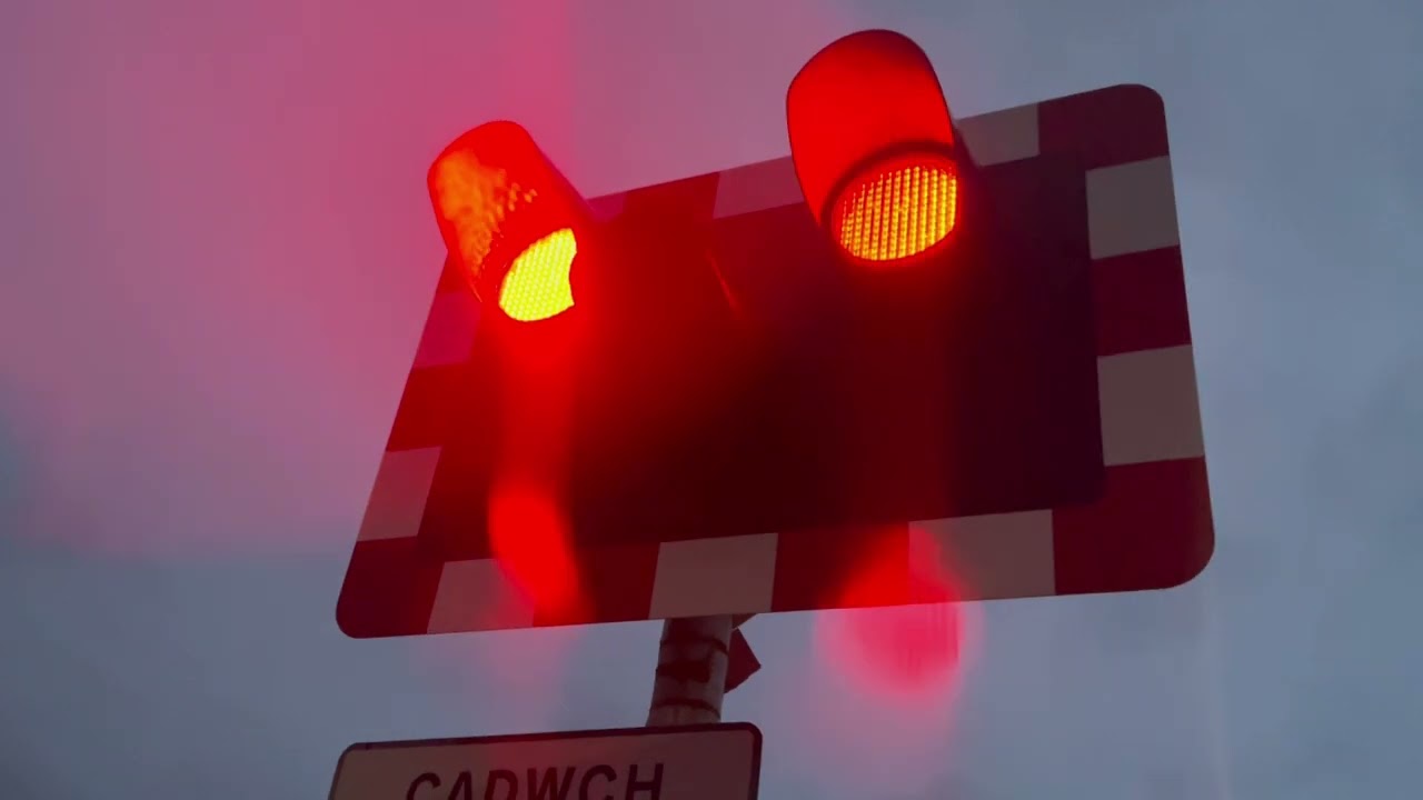 Maes Level Crossing *FAULTY ALARM* *EARLY RAISE* *NIGHT MODE