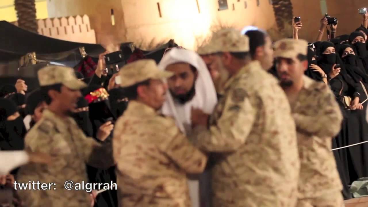 مشهد كامل لدخول رجل الهيئة لساحة الرقص في جناح الإمارات بمهرجان الجنادرية