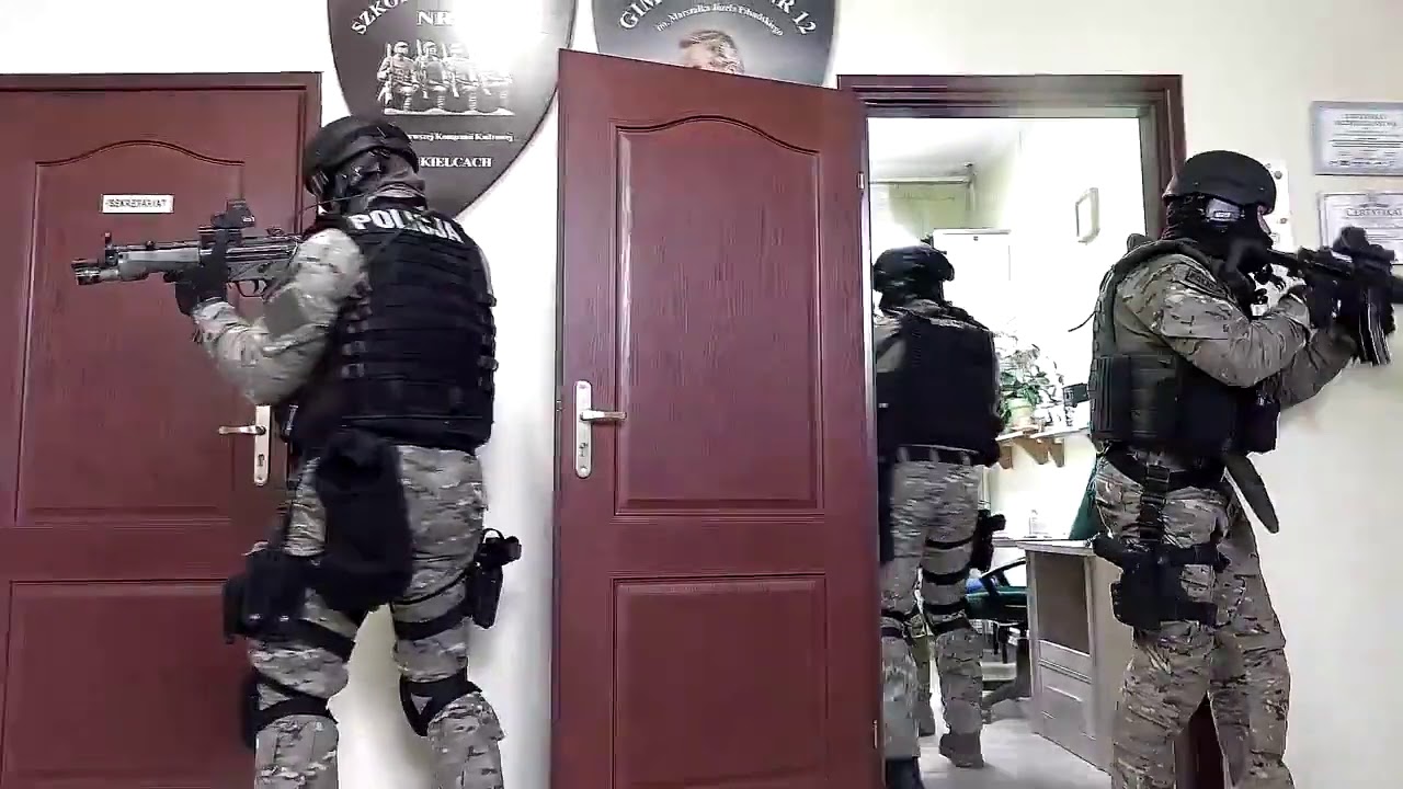 Atak uzbrojonego napastnika na szkołę