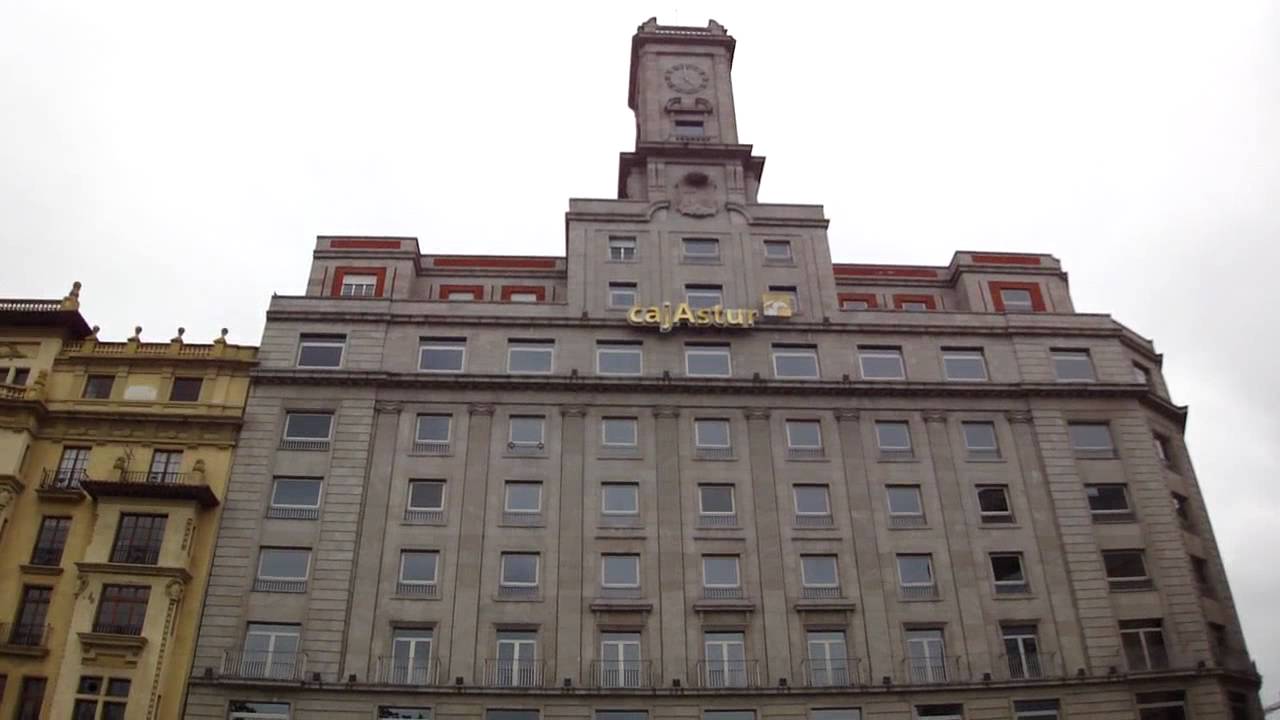 Asturias (Junio / Julio 2010) Plaza de la Escandalera, Oviedo, Edificio CajAstur 