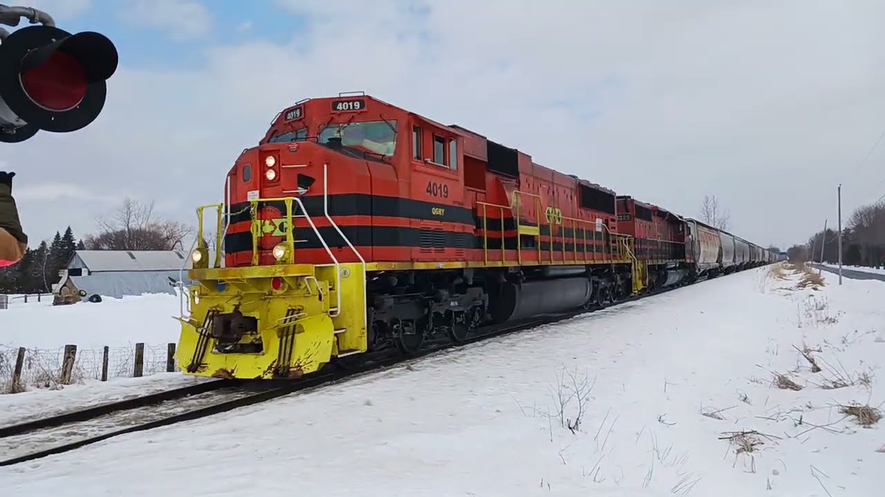QG X919 with an SD70MAC leader! - L'Assomption, Qc