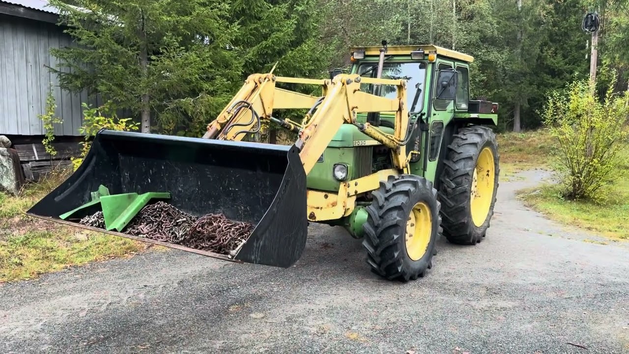 #6008: 1977 John Deere 2030 m/ frontlaster, skuffe og kjettinger.
