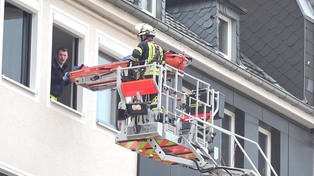 Patientenrettung über Drehleiter mit Korb in Bonner Fußgängerzone am 20.04.25
