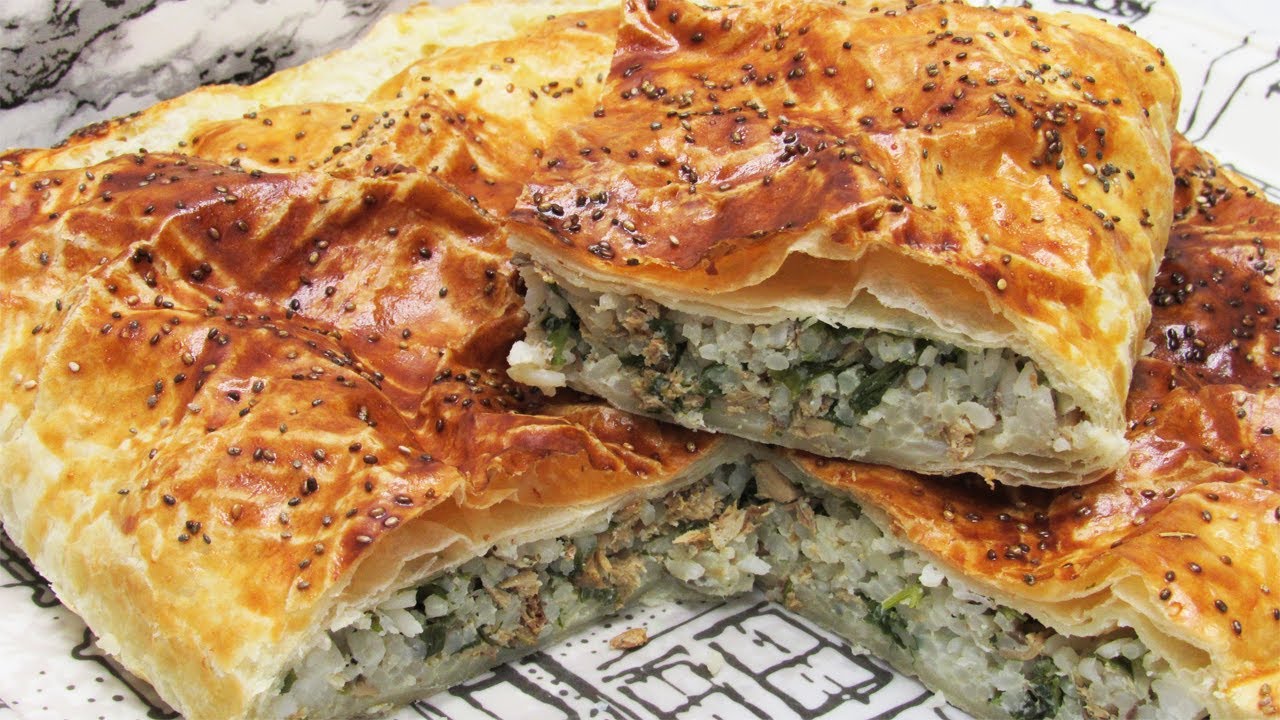 БЫСТРЫЙ ПИРОГ из слоеного теста! Рецепт пирога с рыбной консервой и рисом / Quick fish pie