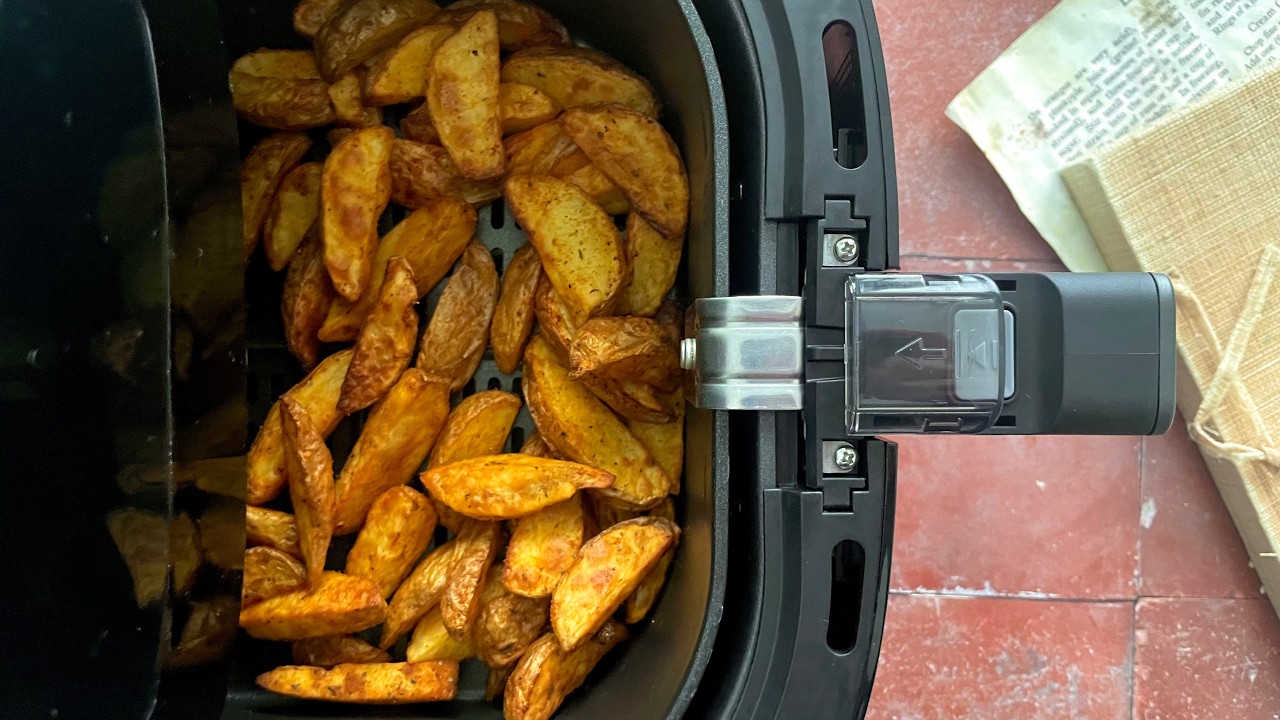 Einfaches Hei&szlig;luftfritteusen Rezept: W&uuml;rzige Kartoffelecken