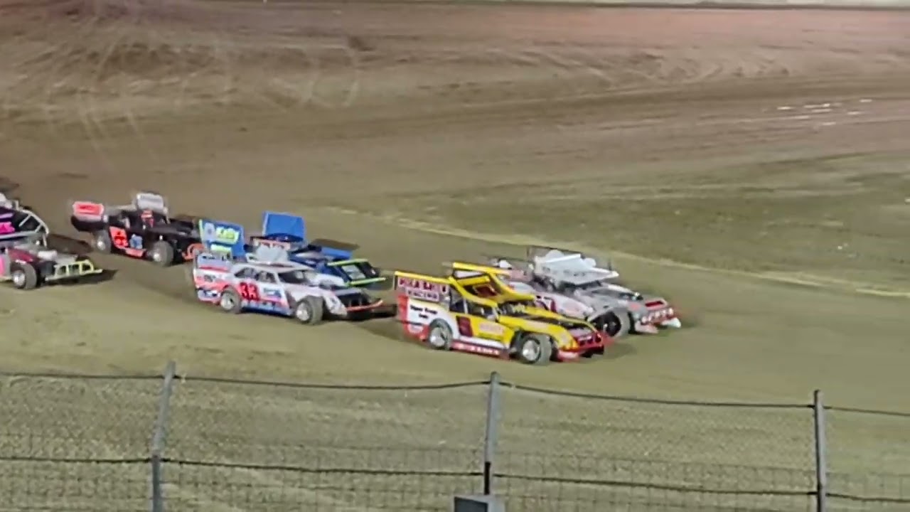 Late Model Outlaw figure 8 Feature race Circle City Raceway 10/21/2023