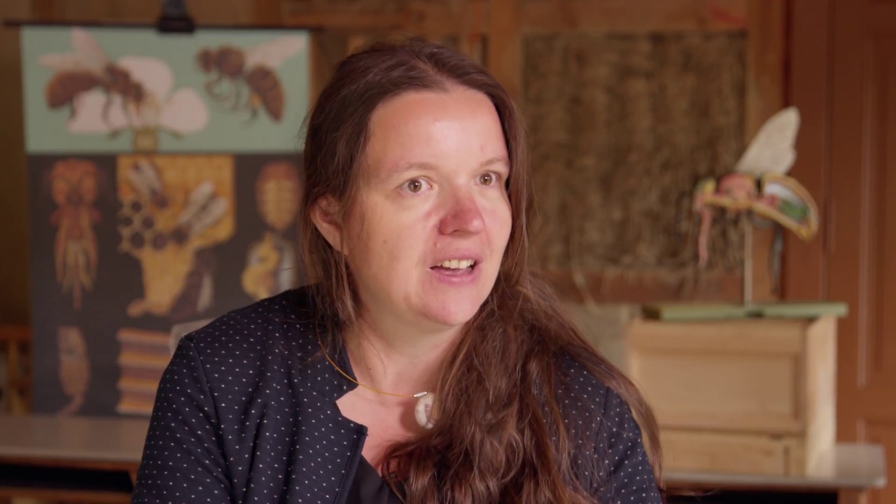 Lehrerin Katrin Hölzer, über den Bienen Unterricht an der Gartenarbeitsschule