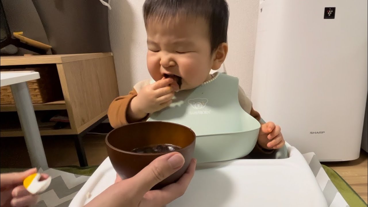 1歳2ヶ月】不味い？イワシのそぼろご飯と海苔スープを食べるりっくん Tasteless? Rikkun eating rice with minced sardine and seaweed soup