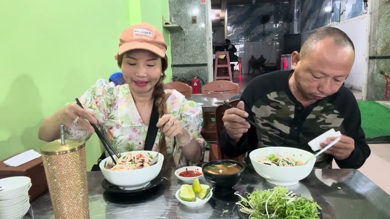 Mời cả nhà ăn bún mắm 