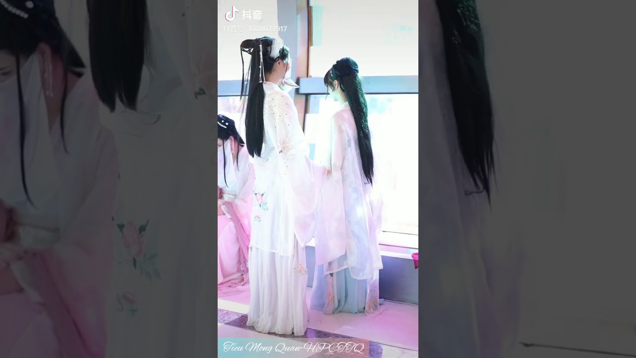 Khi các Soái Ca Mỹ Tỷ Hán Phục xuống phố