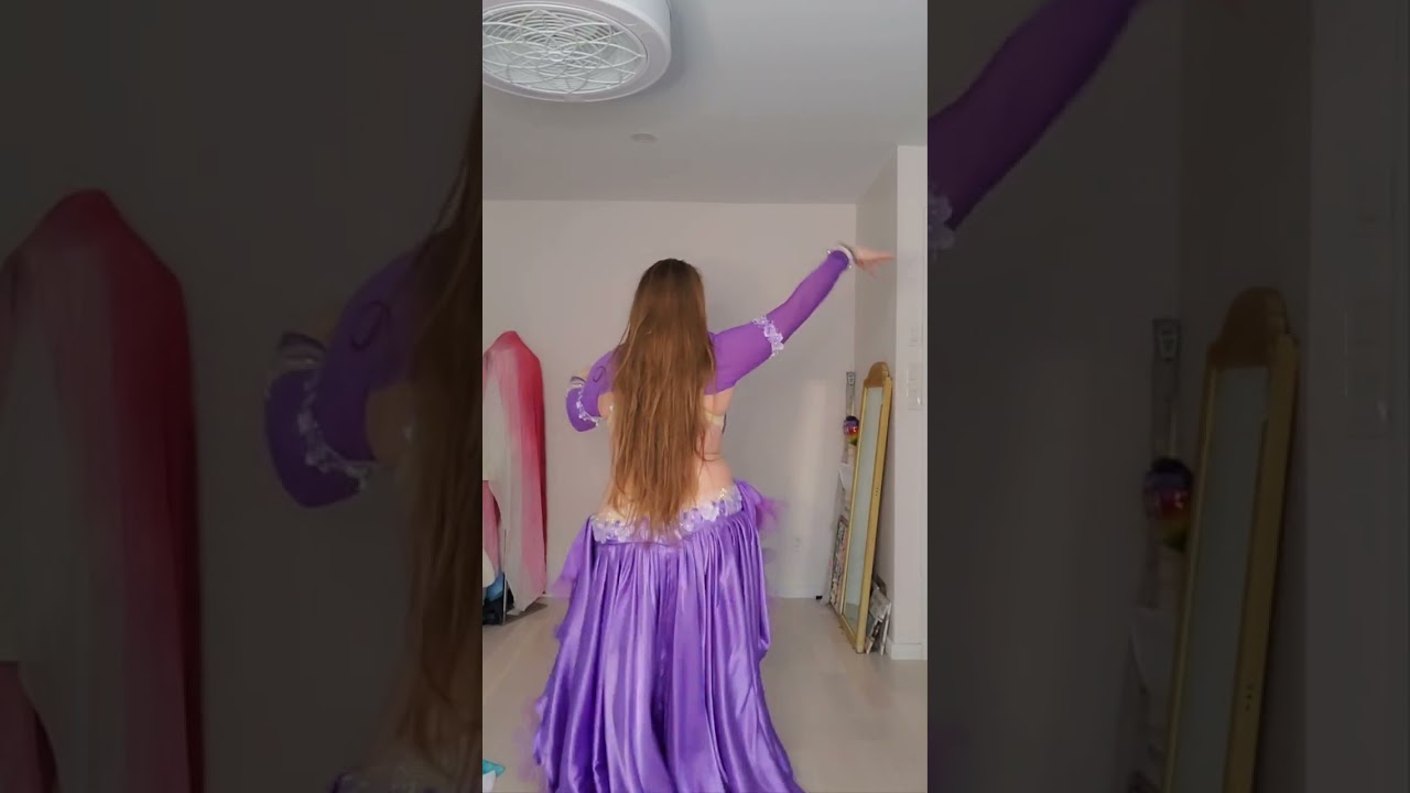 Cassandra Fox Dances to 