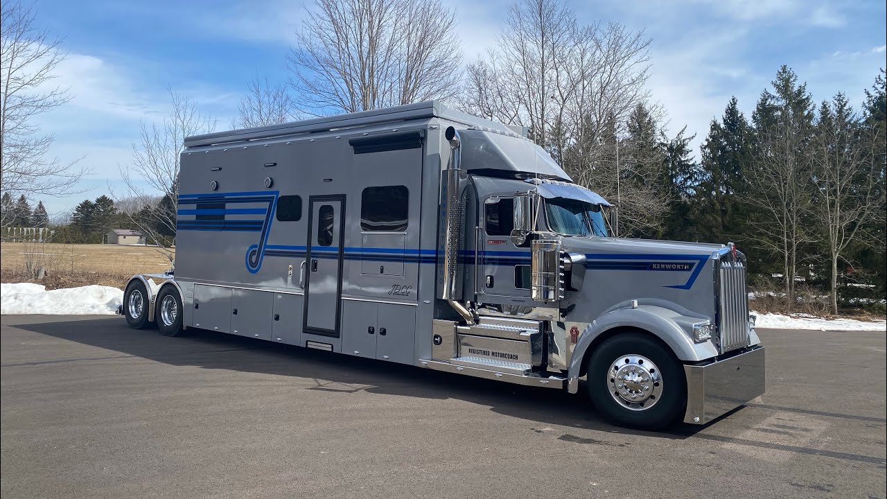 Да, мы поняли, это один из самых ярких Kenworth в истории отрасли, посвященный 100-летию.