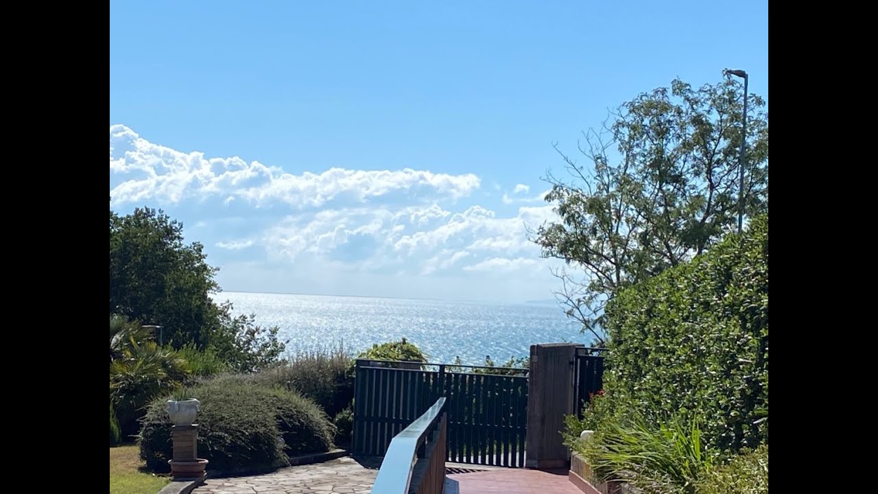 TECNOCASA PESARO PROPONE IN VENDITA  VILLA CON VISTA MARE