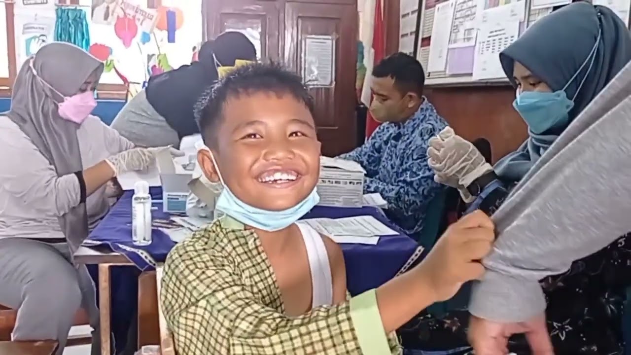 SERBA SERBI VAKSINASI DI SDN 1 CIGADUNG..NARUTO PUN IKUT DI VAKSIN JUGA..