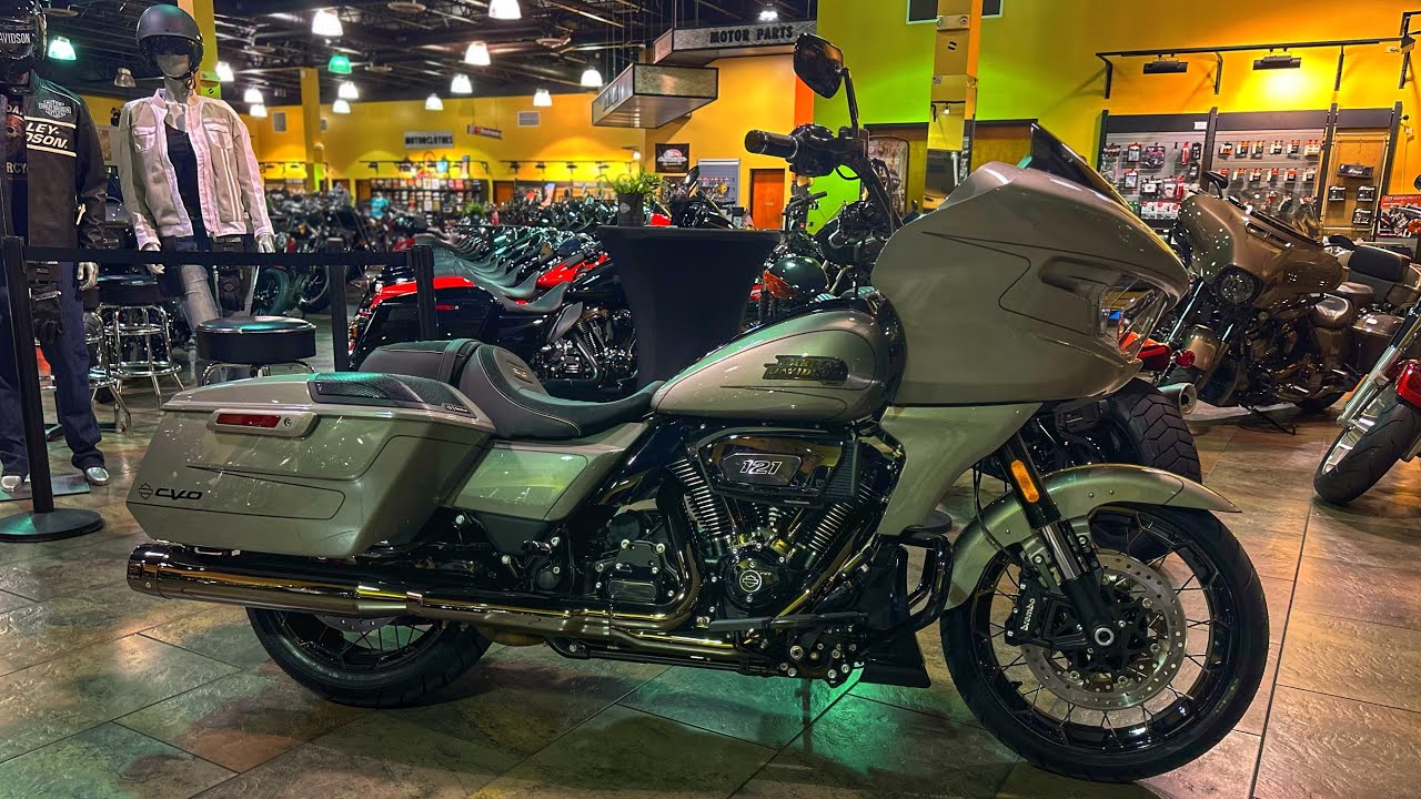 PEEKING IN THE WINDOW OF A HARLEY DEALERSHIP AND LOOK WHAT HAPPENS!!