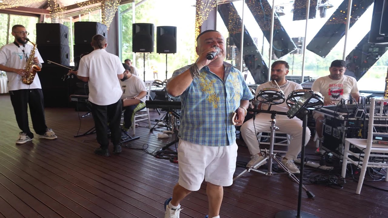 Adrian Minune 💔👑 – O HAINA SI-UN BASTON DIN LEMN DE  NUC 🎤 | SUPER HIT 2025