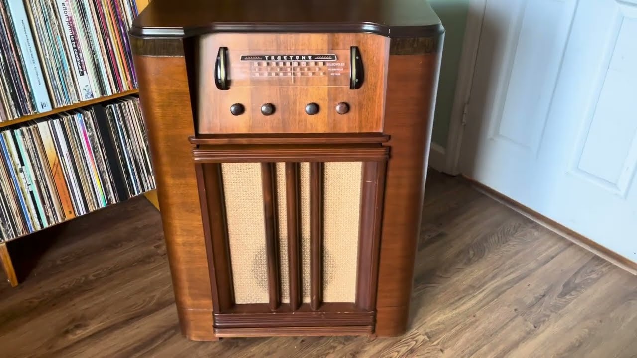 A 1947 Truetone Model D1845 Radio/Phonograph