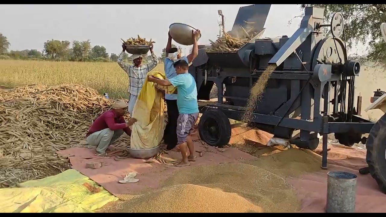 New Holland 3630 TX ट्रेक्टर और खेत में कार्य करते हुए