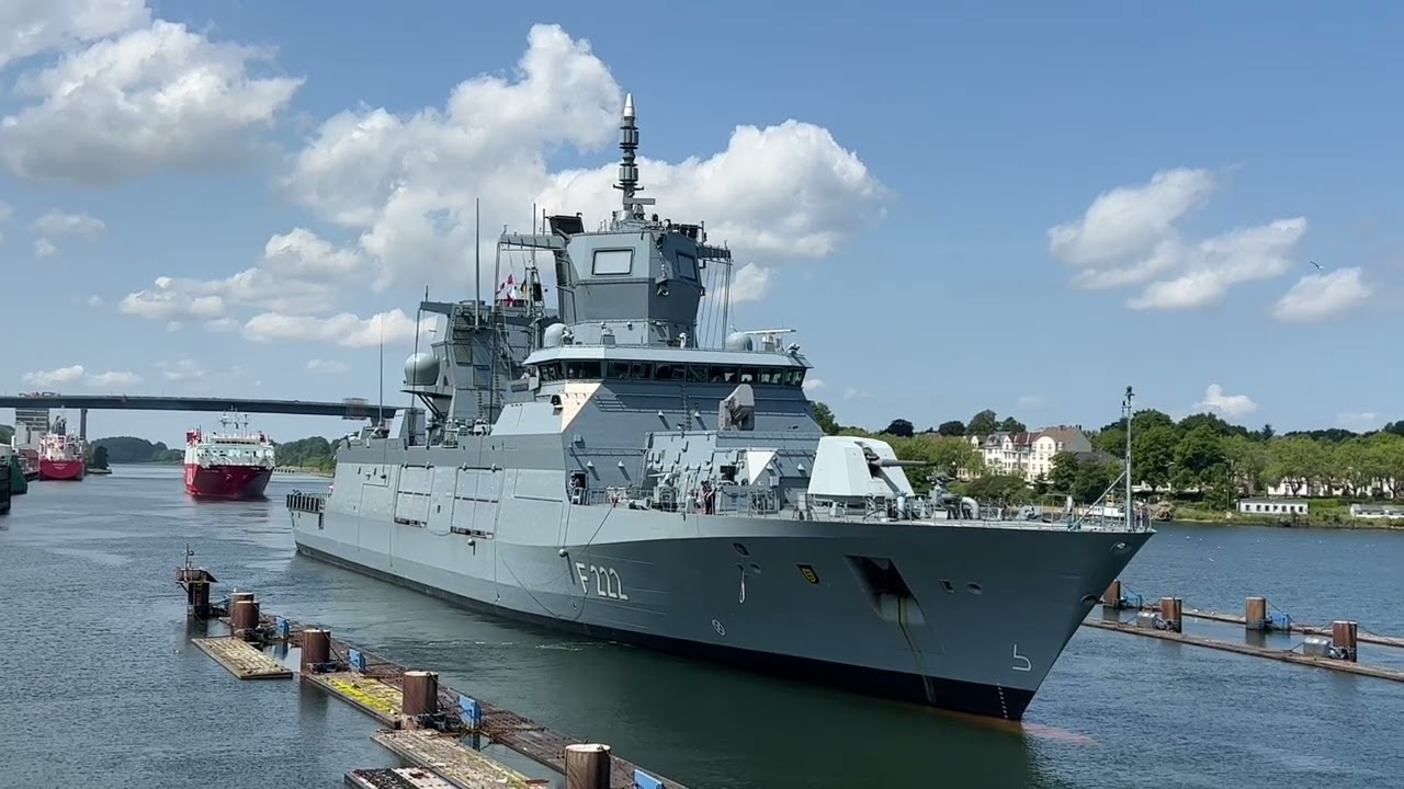 Фрегат F 222 Baden-Württemberg у шлюза Кильского канала 5.6.2023
