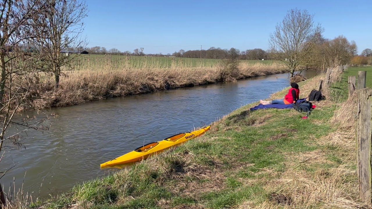 Kajak auf dem noch kalten Fluss und Chili vegan am Ufer