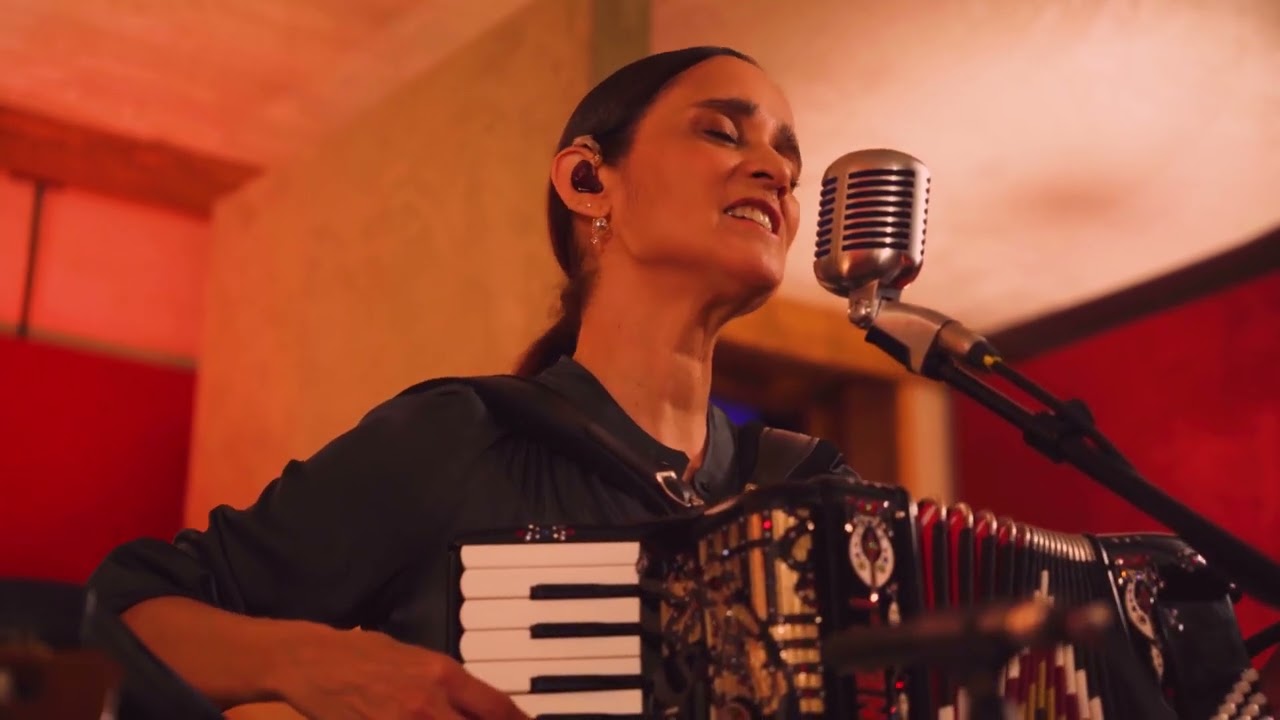 Julieta Venegas ft. Mariana Ruzzi, El David Aguilar & Gaby Romero - Andar Conmigo I El Ganzo Session