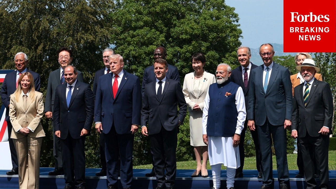 Трамп принял участие в фотосессии с лидерами на саммите G7 и в рабочей сессии.