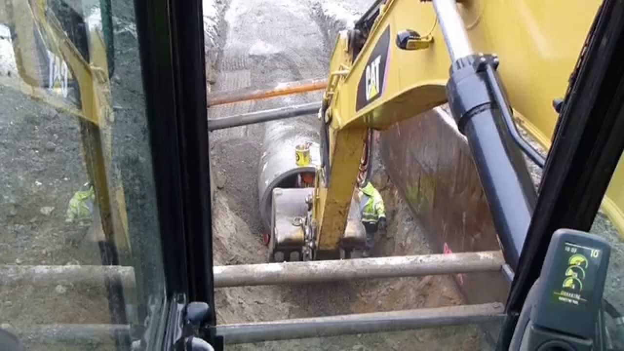 Cat 330d digging and laying 60