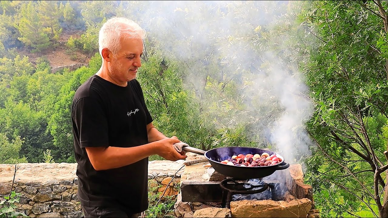 Жареные фрикадельки с соусом и картофелем | Я закончил чердачный этаж крошечного домика