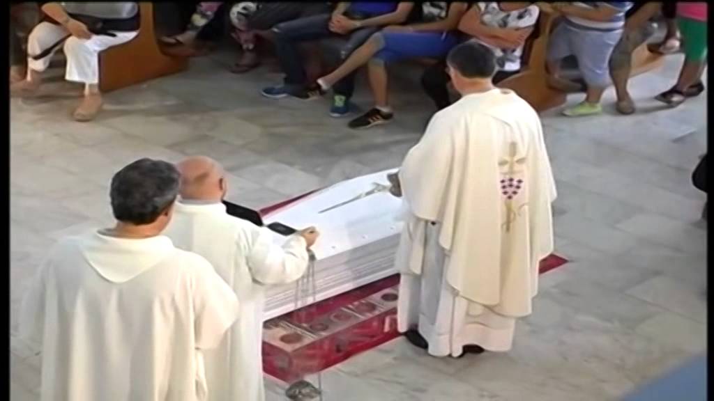 Caivano (NA) - Bimba caduta dal balcone, i funerali della piccola Fortuna Loffredo (05.07.14)