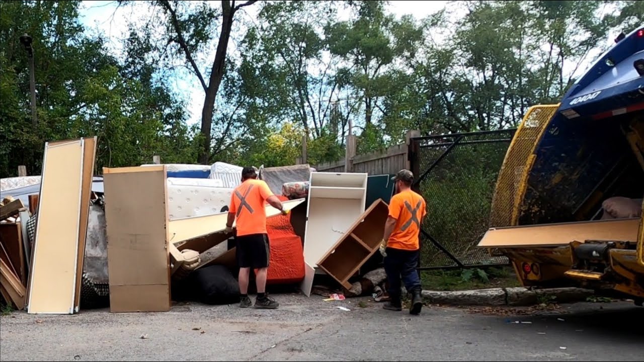 BIG Garbage collection in Canada PACKING OUT OVER 15 MATTRESSES AND MULTIPLE COUCHES #garbagetruck
