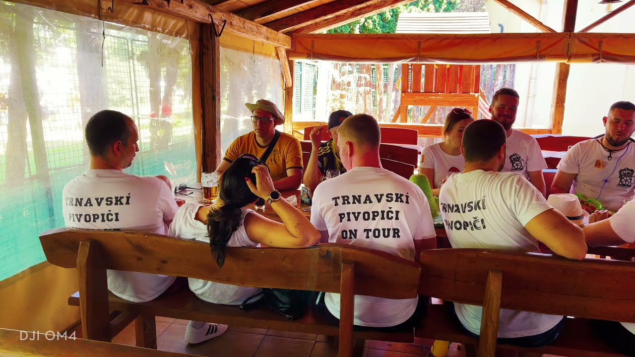 Vozovka Hill na pivnom pochode - z&aacute;bery z terasy