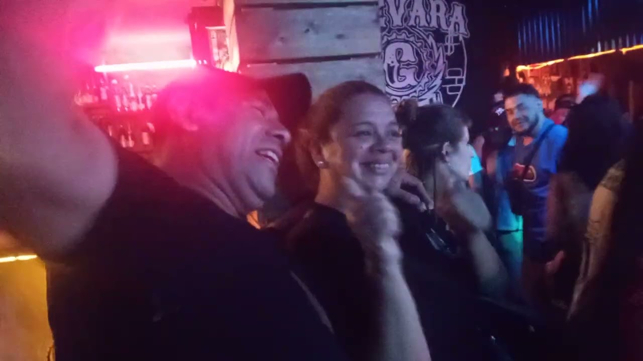 Botellas tributo a viejas locas y intoxicados en guevara club 