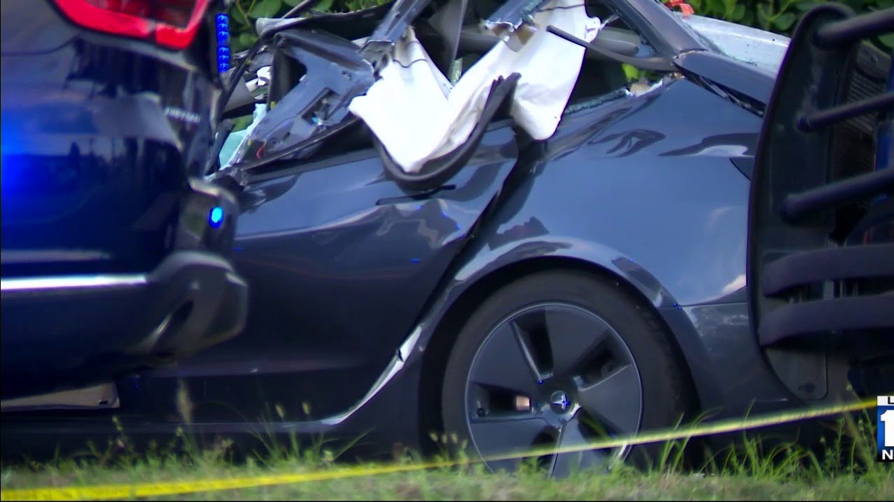 Две женщины погибли в Майами-Дейд в аварии с участием Tesla и грузовика с платформой