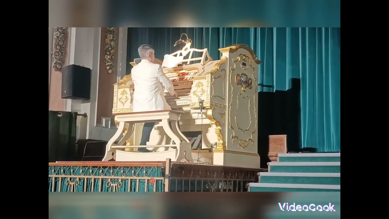 Nicholas Martin at the Stockport Town Hall Wurlitzer 4/20 ex Odeon Cinema Manchester.  18/02/23