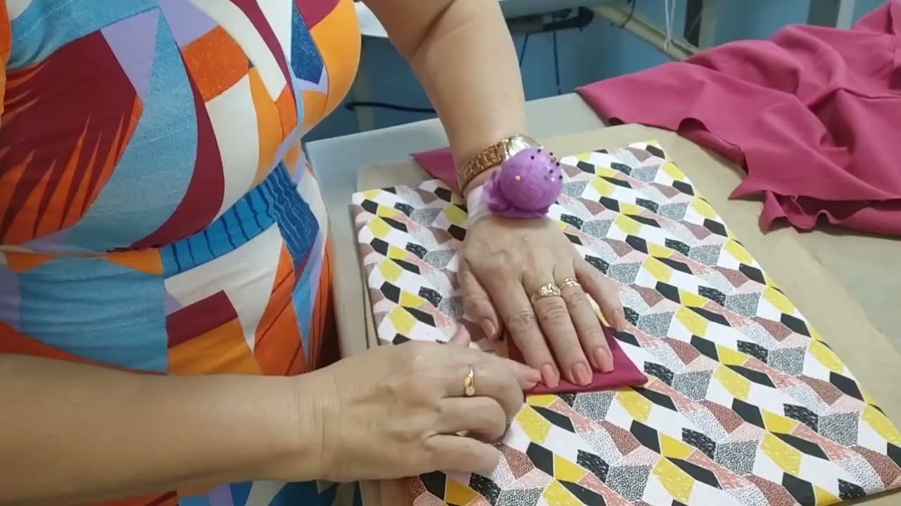Pregando a gola colarinho na blusa.
