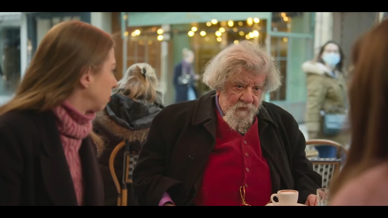 Hillary Clinton interviews 100 year old french clown - Clown is more difficult