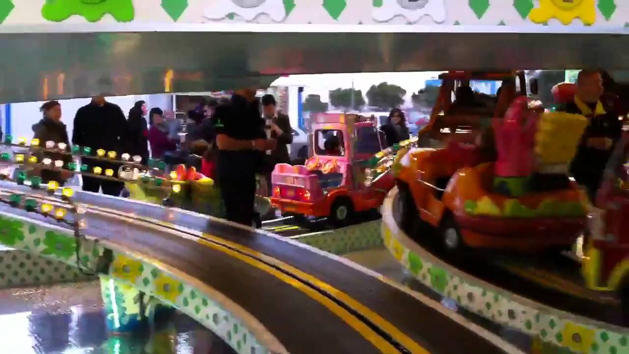 Adri en Los cochecitos de la feria con dora