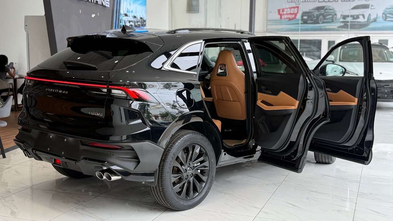 Forthing T5 EVO Luxury 2025 - 1.5T 4 Cylinder Comfort Drive | Black Exterior And Interior View