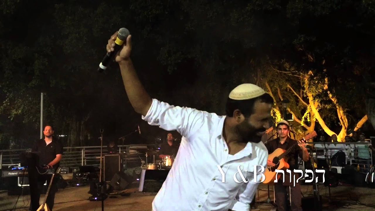 אודי דוידי ״ראו באורי שזורח״ בהופעה