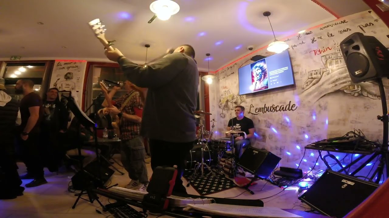 Oh my god, what happens when your batteries die mid concert!! Take on me LAST MINUTE at L’EMBUSCADE