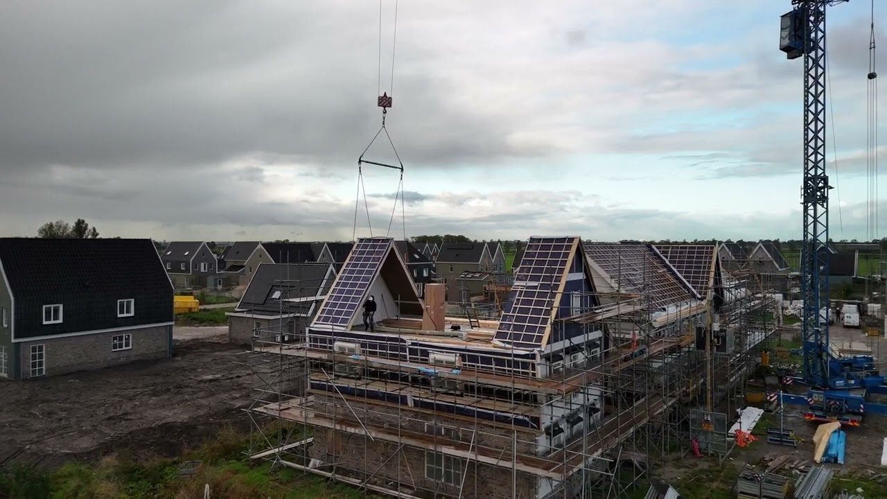 Waterrijk, plaatsen (laatste) kap,  bouwnummer 1