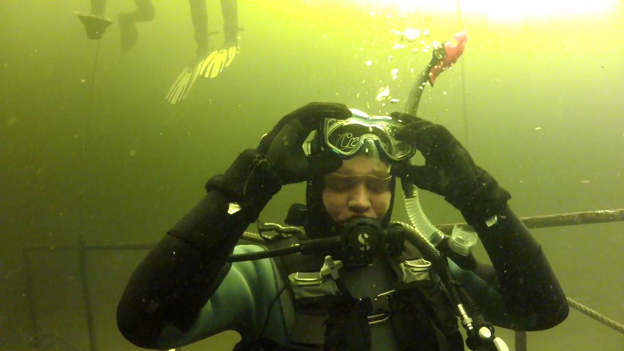 Marcel voert oefening bril af en weer opzetten uit, duik 4 Open Water.