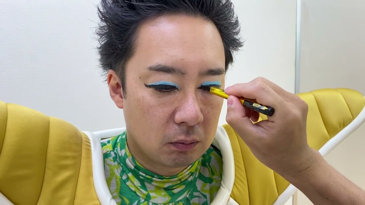 悟空に野沢雅子メイクを施されるベジータ
