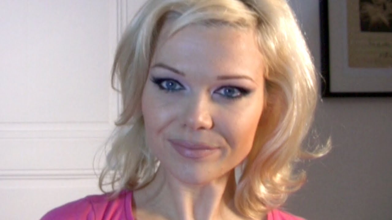 Blondes: Iconic Makeup - Pamela Anderson