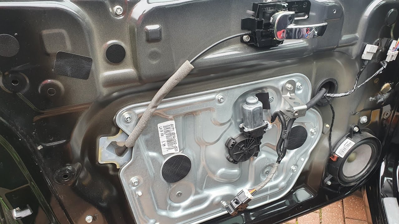 Front door trim removal of Nissan Qashqai j10.  Access to speaker, wing mirror and window regulator.