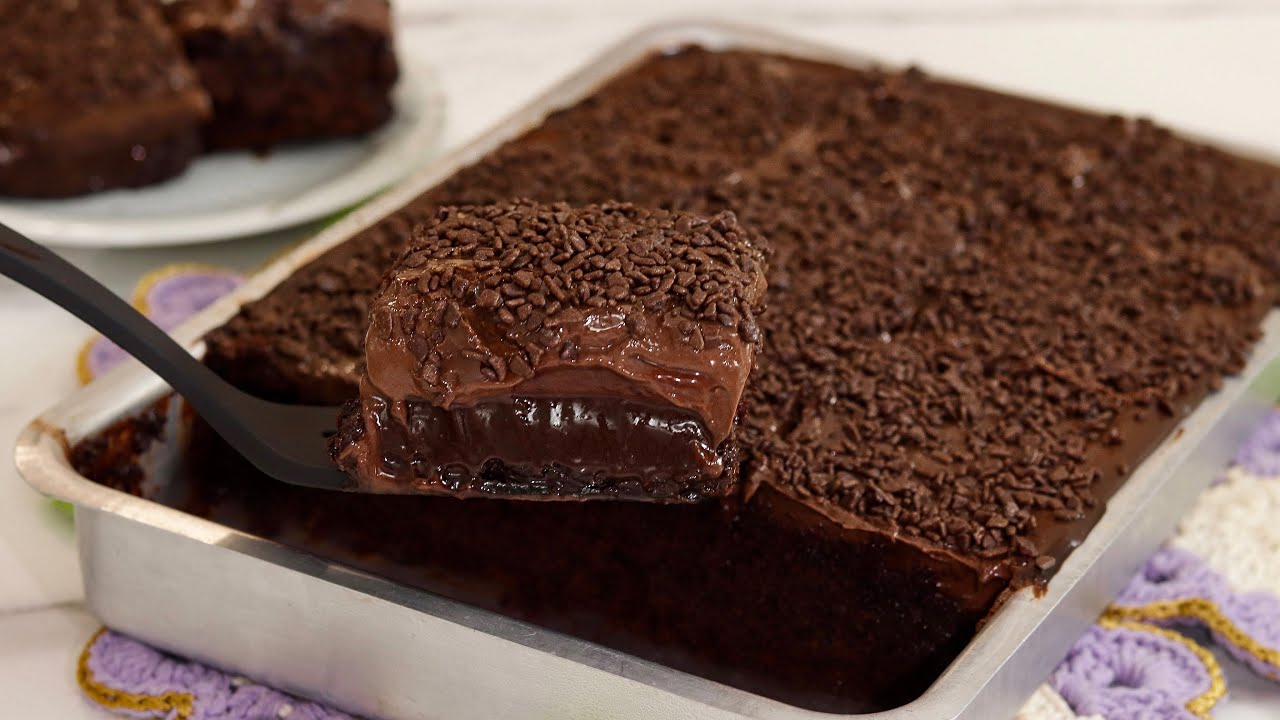 SEM LEITE CONDENSADO E MISTURADO A MÃO | Fiz o melhor bolo de chocolate molhadinho | Gabriel Freitas
